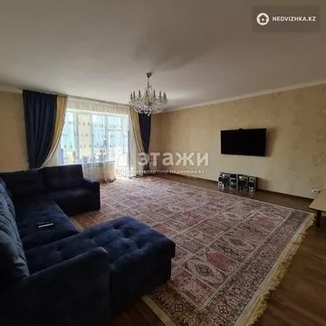 5-комнатная квартира, этаж 3 из 10, 243 м²