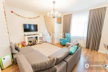 4-комнатная квартира, этаж 5 из 10, 140 м²