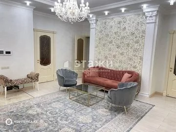 4-комнатная квартира, этаж 4 из 6, 200 м²