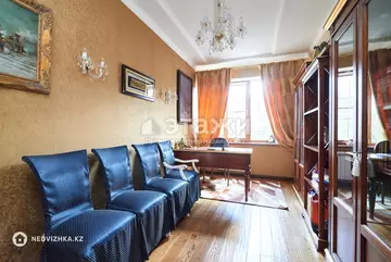 4-комнатная квартира, этаж 4 из 5, 128 м²