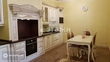 4-комнатная квартира, этаж 4 из 6, 230 м²