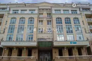 5-комнатная квартира, этаж 3 из 6, 215 м²