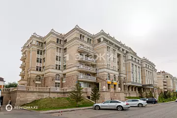 5-комнатная квартира, этаж 3 из 6, 215 м²