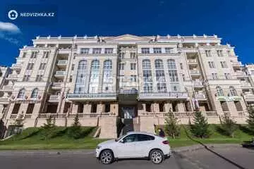 5-комнатная квартира, этаж 3 из 6, 215 м²