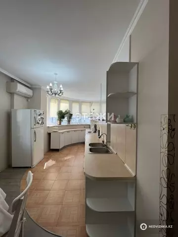 4-комнатная квартира, этаж 3 из 15, 142 м²