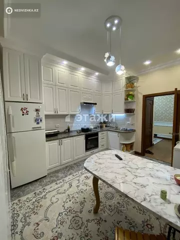 3-комнатная квартира, этаж 4 из 9, 94 м²