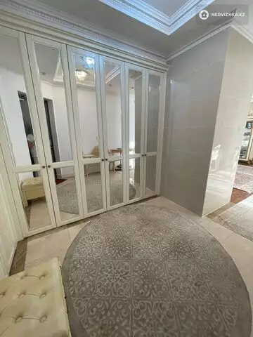 4-комнатная квартира, этаж 23 из 33, 176 м², на длительный срок