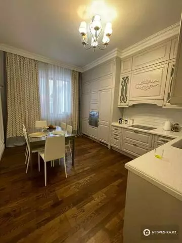 4-комнатная квартира, этаж 3 из 6, 160 м², на длительный срок