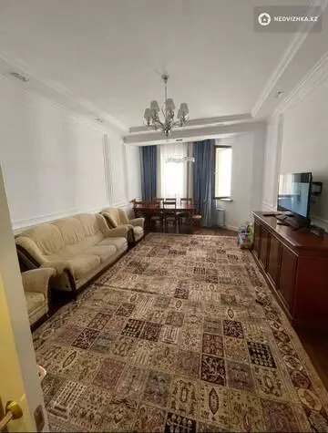 4-комнатная квартира, этаж 3 из 6, 160 м², на длительный срок