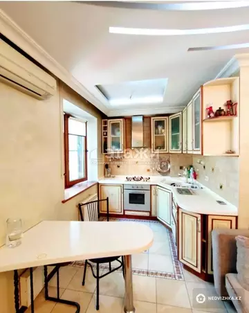 3-комнатная квартира, этаж 3 из 4, 65 м², На длительный срок