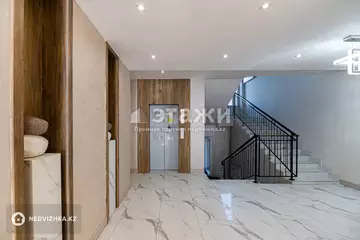 4-комнатная квартира, этаж 3 из 8, 141 м²