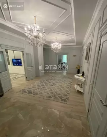4-комнатная квартира, этаж 5 из 12, 200 м²