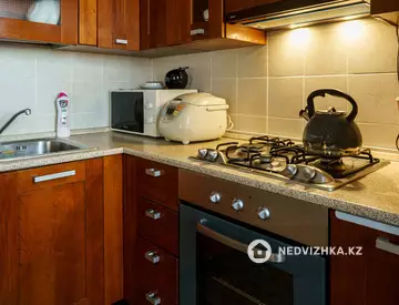 2-комнатная квартира, этаж 9 из 9, 70 м², посуточно