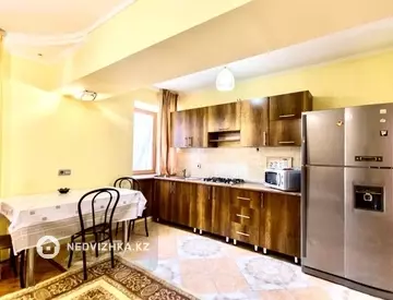 2-комнатная квартира, этаж 2 из 4, 53 м², посуточно