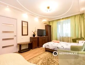 1-комнатная квартира, этаж 4 из 5, 38 м², посуточно