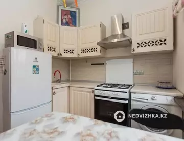 2-комнатная квартира, этаж 3 из 3, 48 м², посуточно