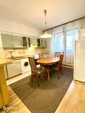 4-комнатная квартира, этаж 1 из 5, 90 м², на длительный срок