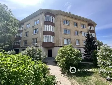 Офисное помещение, этаж 1 из 4, в жилом доме, 204 м²