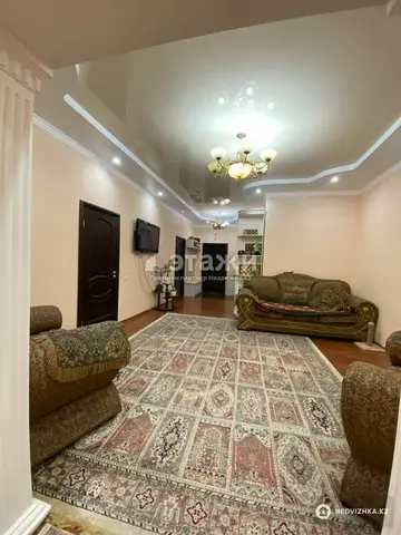 4-комнатная квартира, этаж 5 из 13, 184 м²