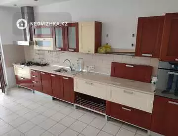 4-комнатная квартира, этаж 7 из 11, 246 м²