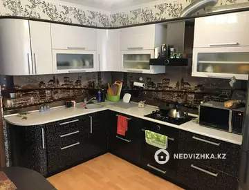 2-комнатная квартира, этаж 3 из 6, 64 м²