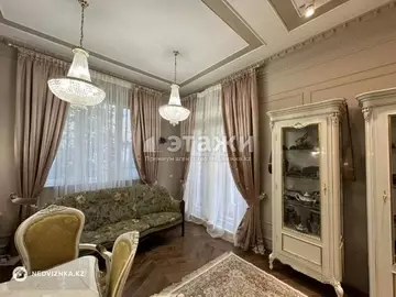 5-комнатная квартира, этаж 2 из 3, 227 м²