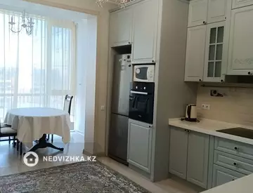 2-комнатная квартира, этаж 8 из 13, 80 м², посуточно