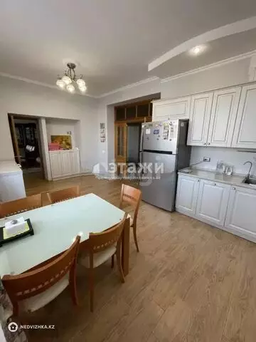 5-комнатная квартира, этаж 3 из 10, 200 м²