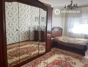 4-комнатная квартира, этаж 4 из 5, 90 м²