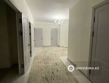 4-комнатная квартира, этаж 4 из 7, 124 м²