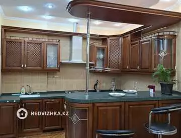 3-комнатная квартира, этаж 19 из 30, 130 м², посуточно