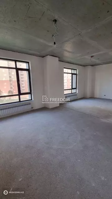 4-комнатная квартира, этаж 4 из 20, 215 м²