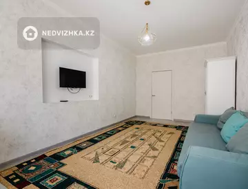 2-комнатная квартира, этаж 1 из 12, 60 м², посуточно