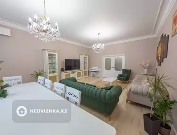 4-комнатная квартира, этаж 2 из 6, 220 м²