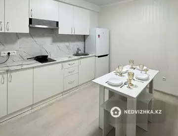 2-комнатная квартира, этаж 3 из 12, 80 м², посуточно