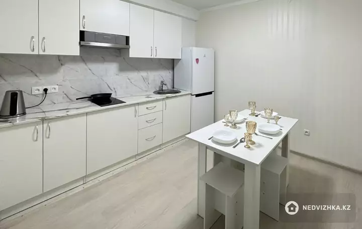 80 м², 2-комнатная квартира, этаж 3 из 12, 80 м², посуточно, изображение - 1