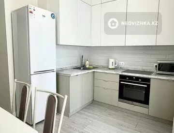 82 м², 2-комнатная квартира, этаж 3 из 10, 82 м², посуточно, изображение - 5