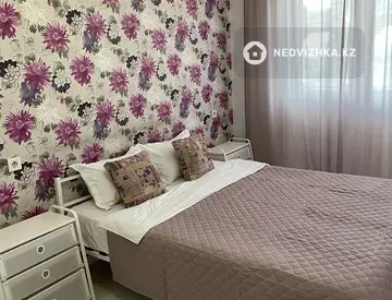 2-комнатная квартира, этаж 10 из 18, 55 м², посуточно