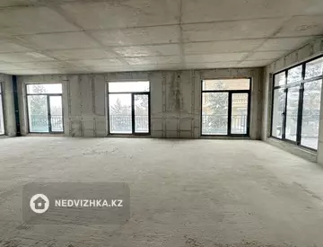 3-комнатная квартира, этаж 1 из 3, 107 м²