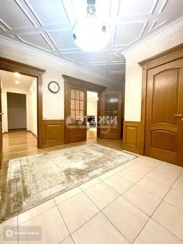 4-комнатная квартира, этаж 10 из 39, 167 м²