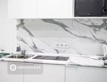 1-комнатная квартира, этаж 4 из 9, 37 м², посуточно