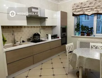 3-комнатная квартира, этаж 10 из 15, 90 м²