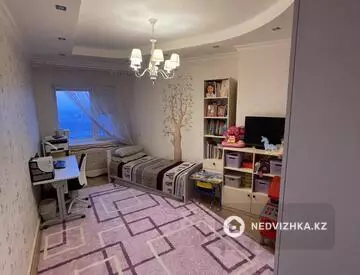 5-комнатная квартира, этаж 17 из 19, 209 м²