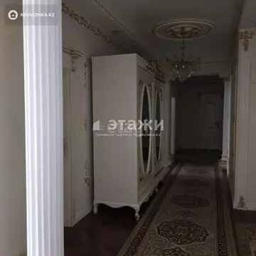 5-комнатная квартира, этаж 8 из 13, 220 м²