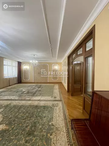 6-комнатная квартира, этаж 3 из 4, 330 м²