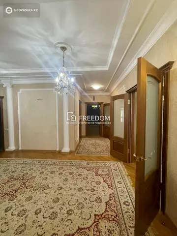 6-комнатная квартира, этаж 3 из 4, 330 м²