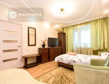 1-комнатная квартира, этаж 4 из 5, 38 м², посуточно