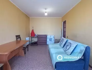 4-комнатная квартира, этаж 4 из 5, 90 м²