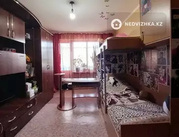 4-комнатная квартира, этаж 4 из 5, 90 м²