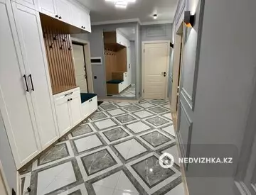 3-комнатная квартира, этаж 1 из 10, 90 м², на длительный срок